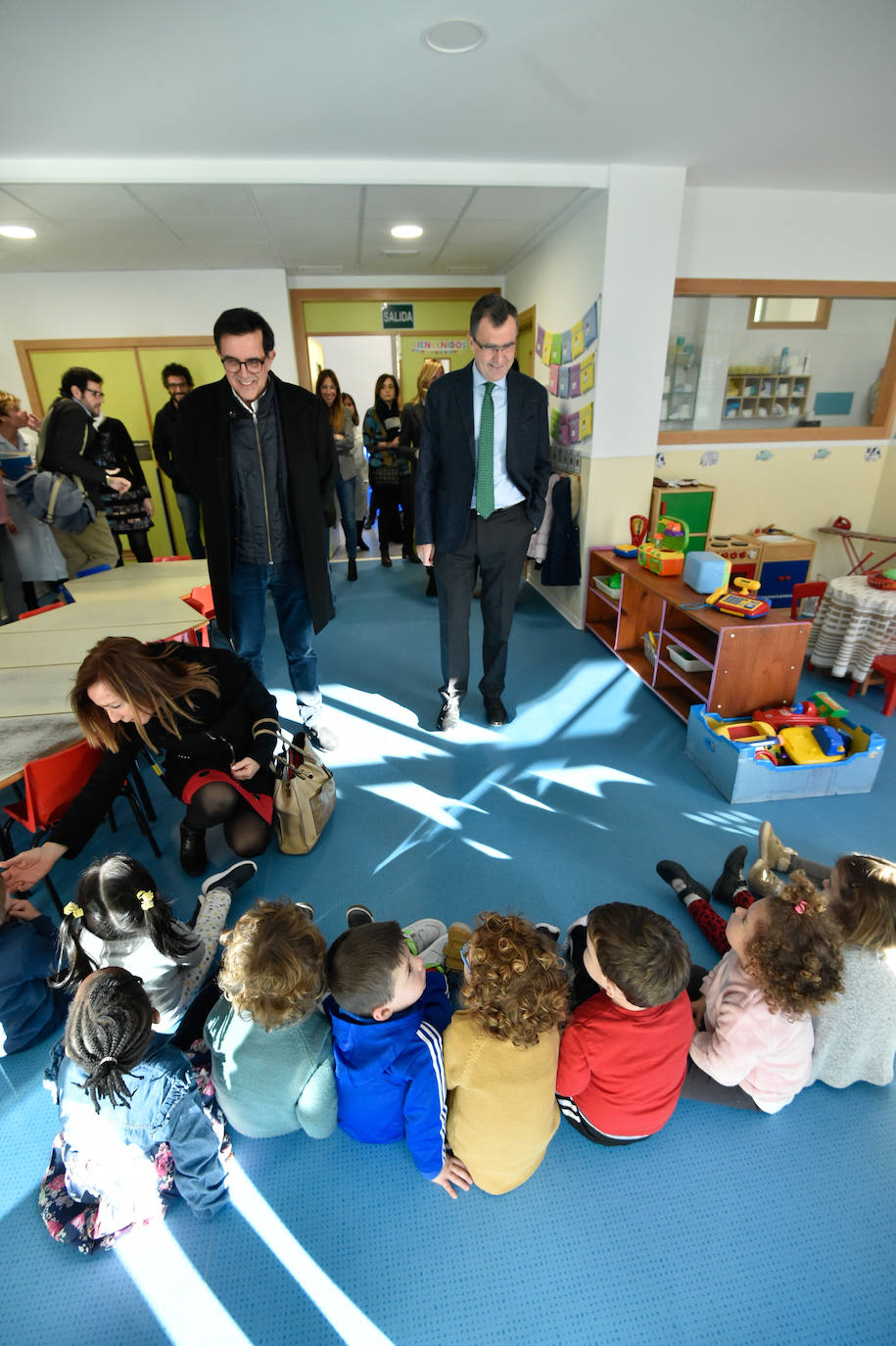 El nuevo centro, que ha supuesto una inversión de 917.620 euros, dispone de 9 aulas, un amplio comedor y una gran zona de recreo. Da servicio a un centenar de niños de 0 a 3 años