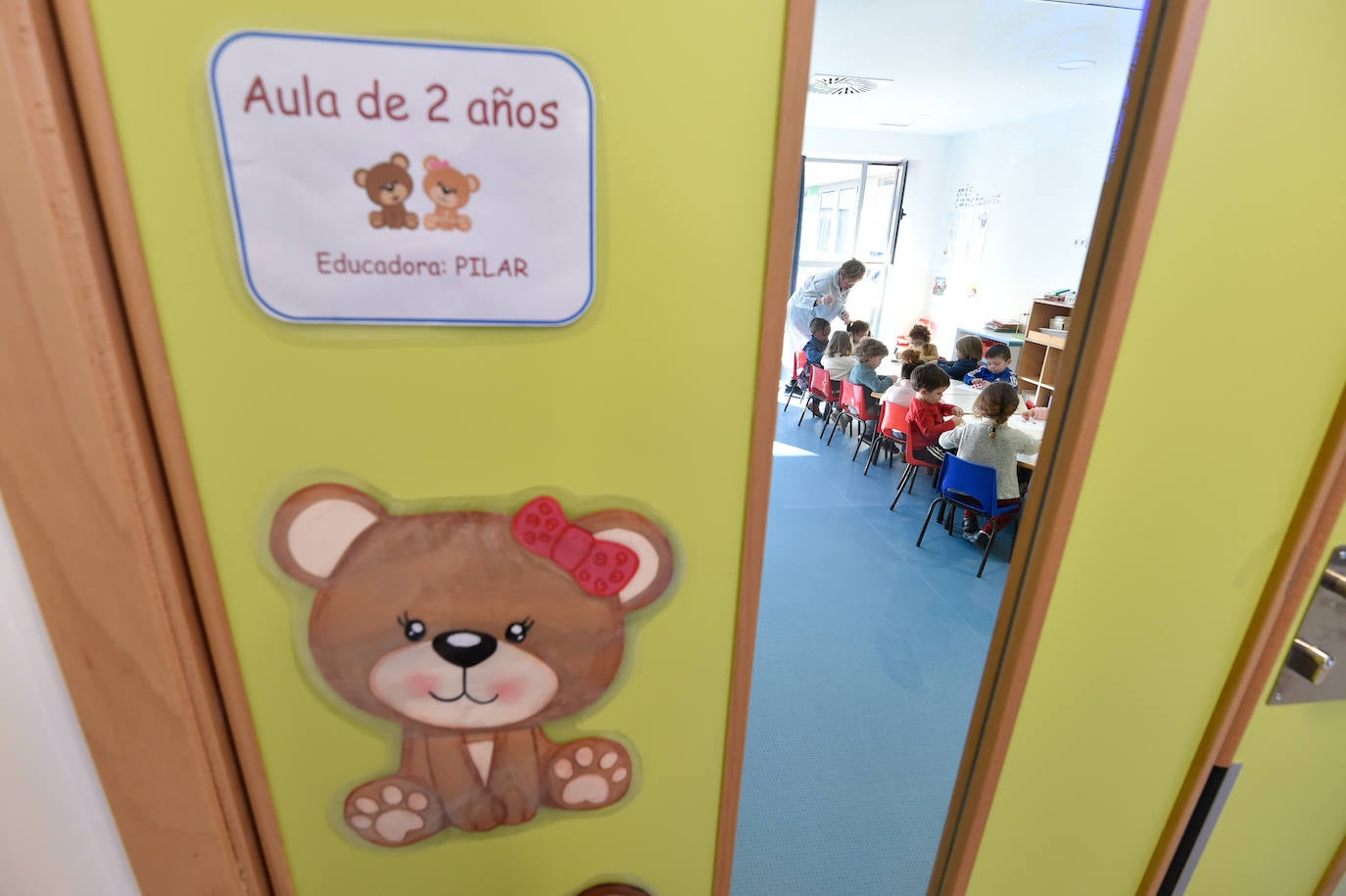 El nuevo centro, que ha supuesto una inversión de 917.620 euros, dispone de 9 aulas, un amplio comedor y una gran zona de recreo. Da servicio a un centenar de niños de 0 a 3 años