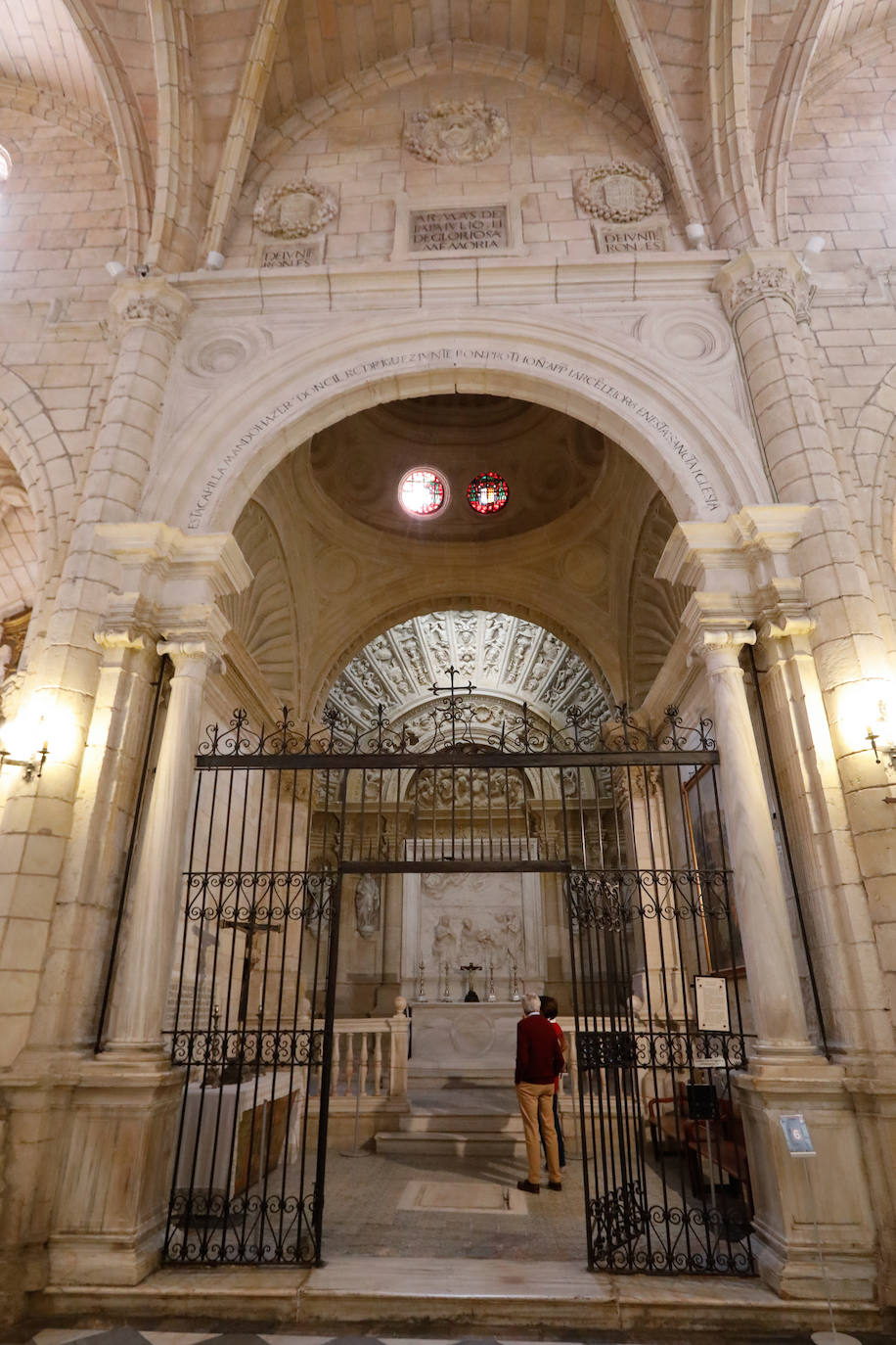 Arco que da acceso a la capilla funeraria.