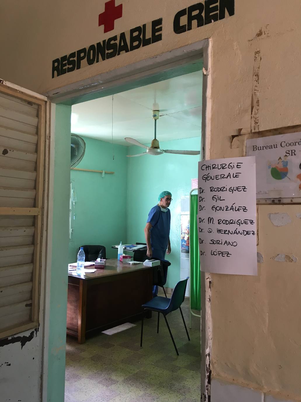 Dr. Jose Manuel Rodríguez dentro de la consulta de cirugía donde se seleccionaban a los pacientes para quirófano