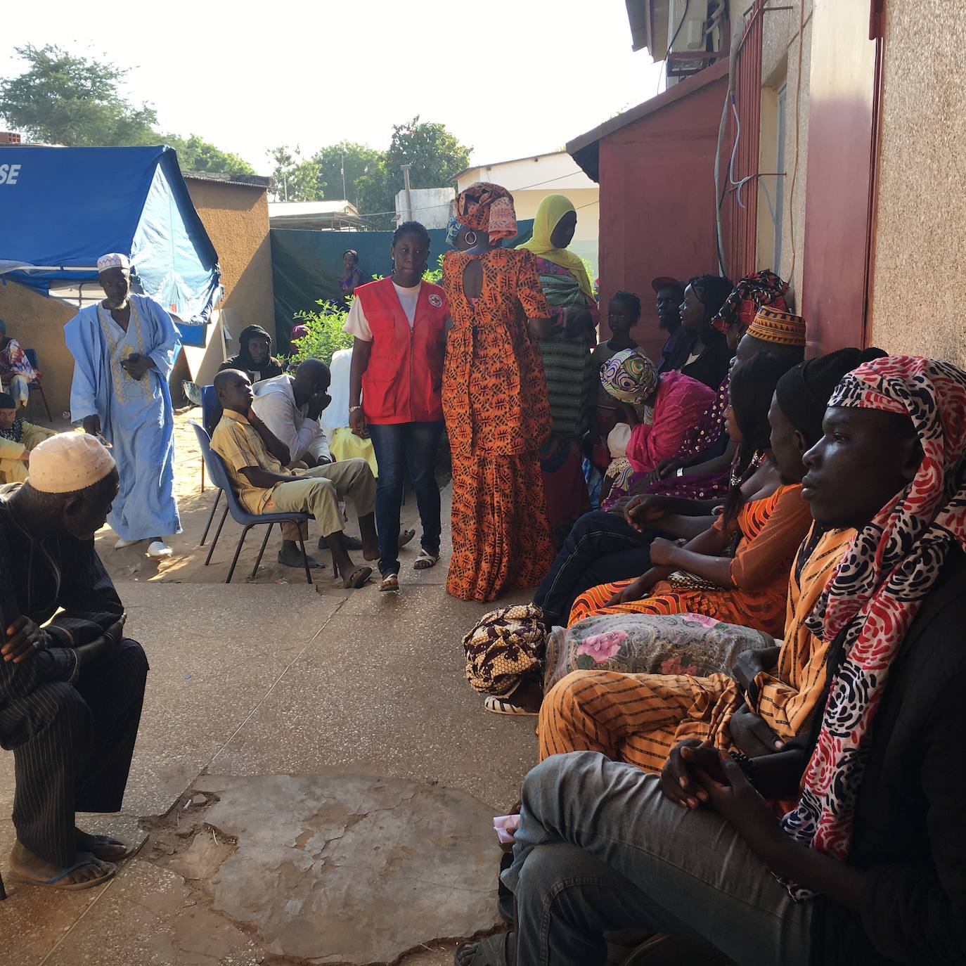 Pacientes en la puerta del quirófano esperando a ser vistos