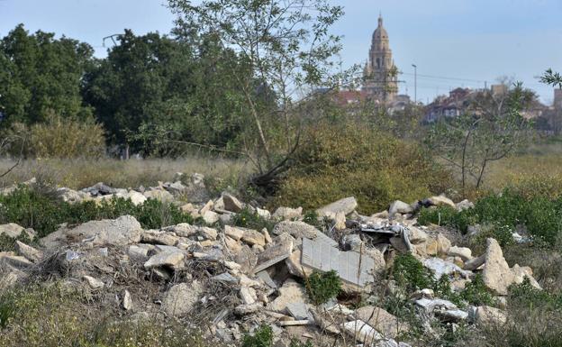 Escombrera con trozos de acera junto al colegio de Barriomar, con la Catedral al fondo. 