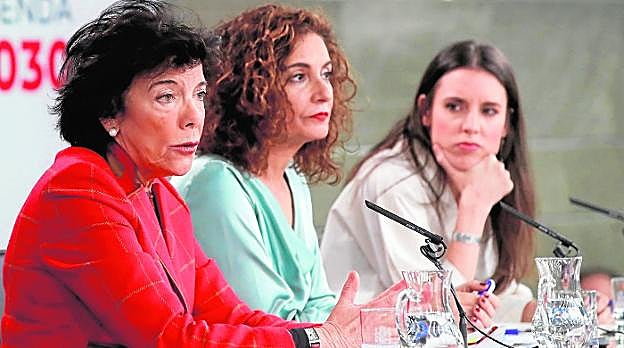 Isabel Celaá, María Jesús Montero e Irene Montero, en la rueda de prensa del Consejo de Ministros de ayer. 