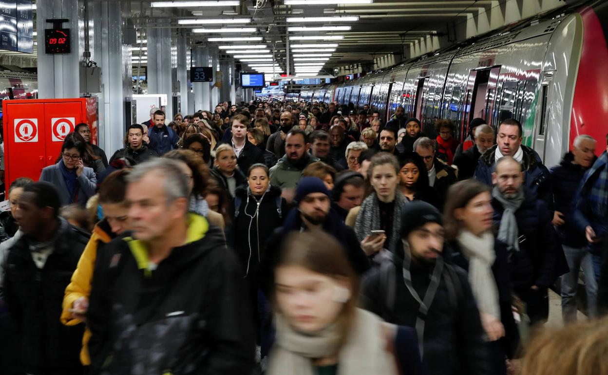 Estación de cercanías de París atestada de pasajeros debido a las huelgas.
