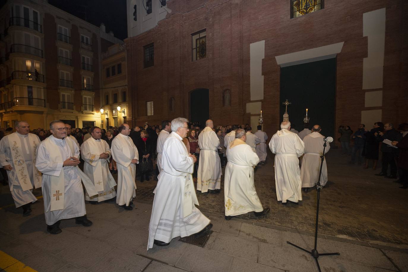 Doscientas personas asisten a la bendición de las fachadas del templo de la calle del Aire, restauradas tras un año de obras