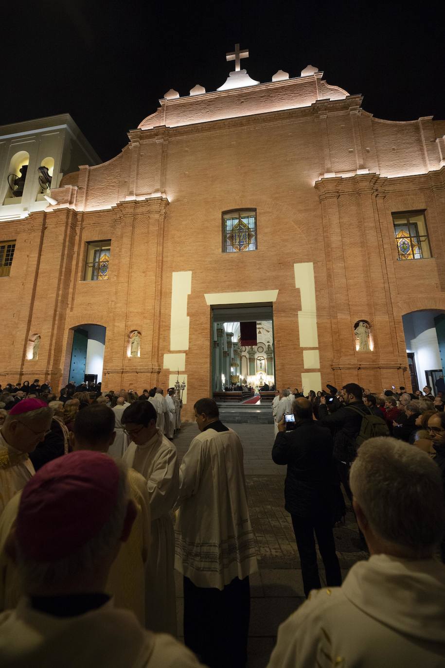 Doscientas personas asisten a la bendición de las fachadas del templo de la calle del Aire, restauradas tras un año de obras