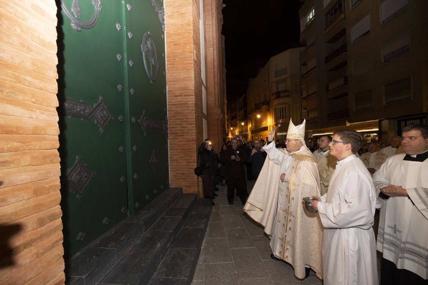 Doscientas personas asisten a la bendición de las fachadas del templo de la calle del Aire, restauradas tras un año de obras