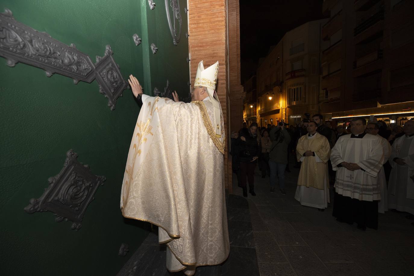 Doscientas personas asisten a la bendición de las fachadas del templo de la calle del Aire, restauradas tras un año de obras