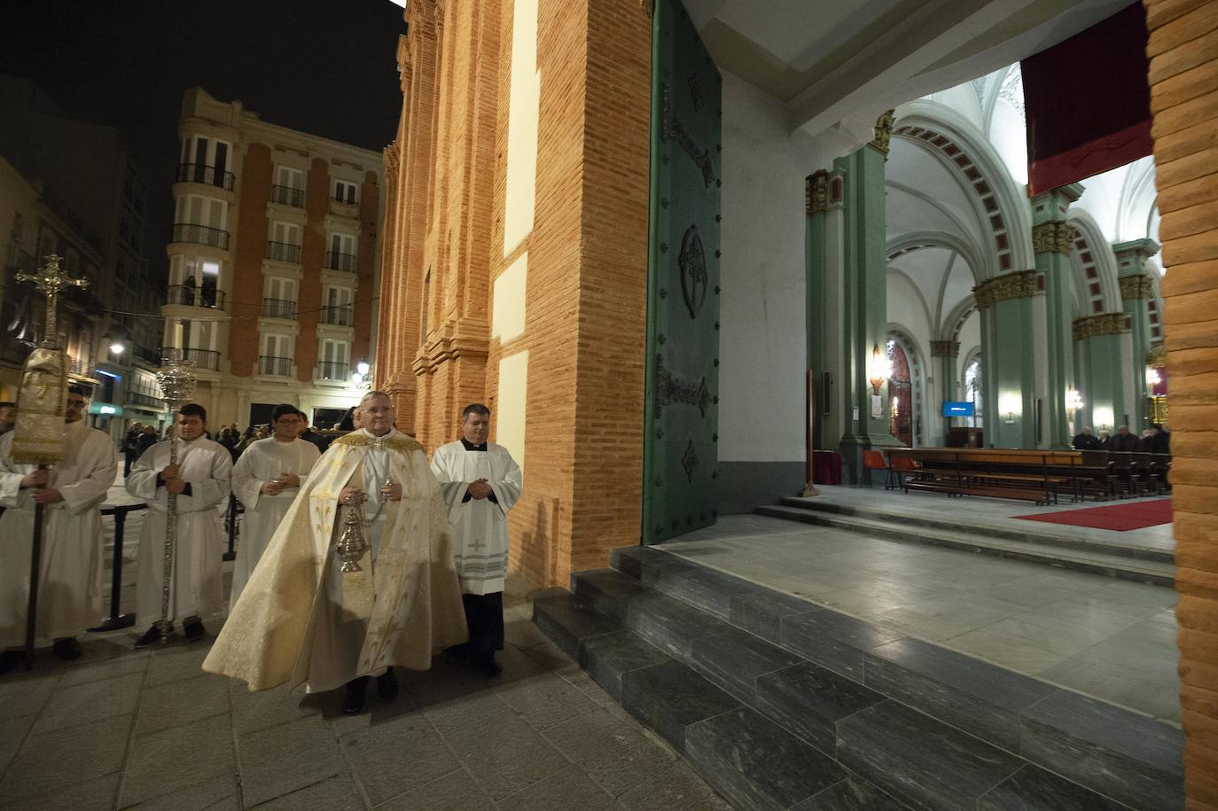 Doscientas personas asisten a la bendición de las fachadas del templo de la calle del Aire, restauradas tras un año de obras