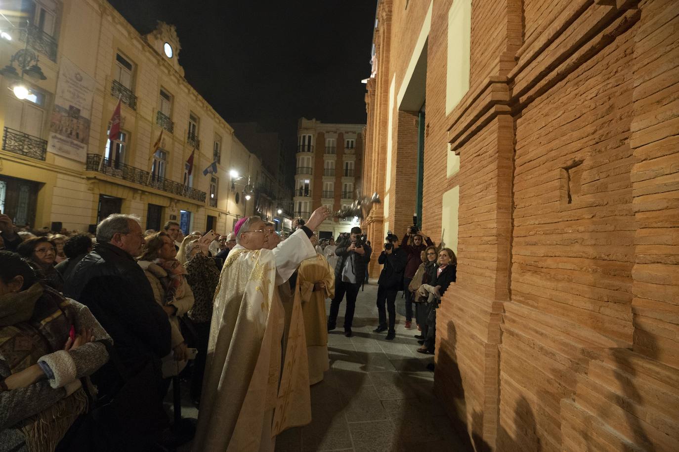 Doscientas personas asisten a la bendición de las fachadas del templo de la calle del Aire, restauradas tras un año de obras