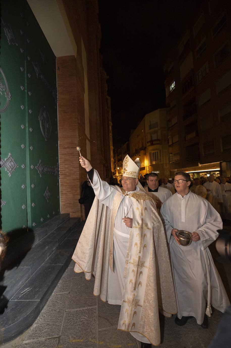 Doscientas personas asisten a la bendición de las fachadas del templo de la calle del Aire, restauradas tras un año de obras