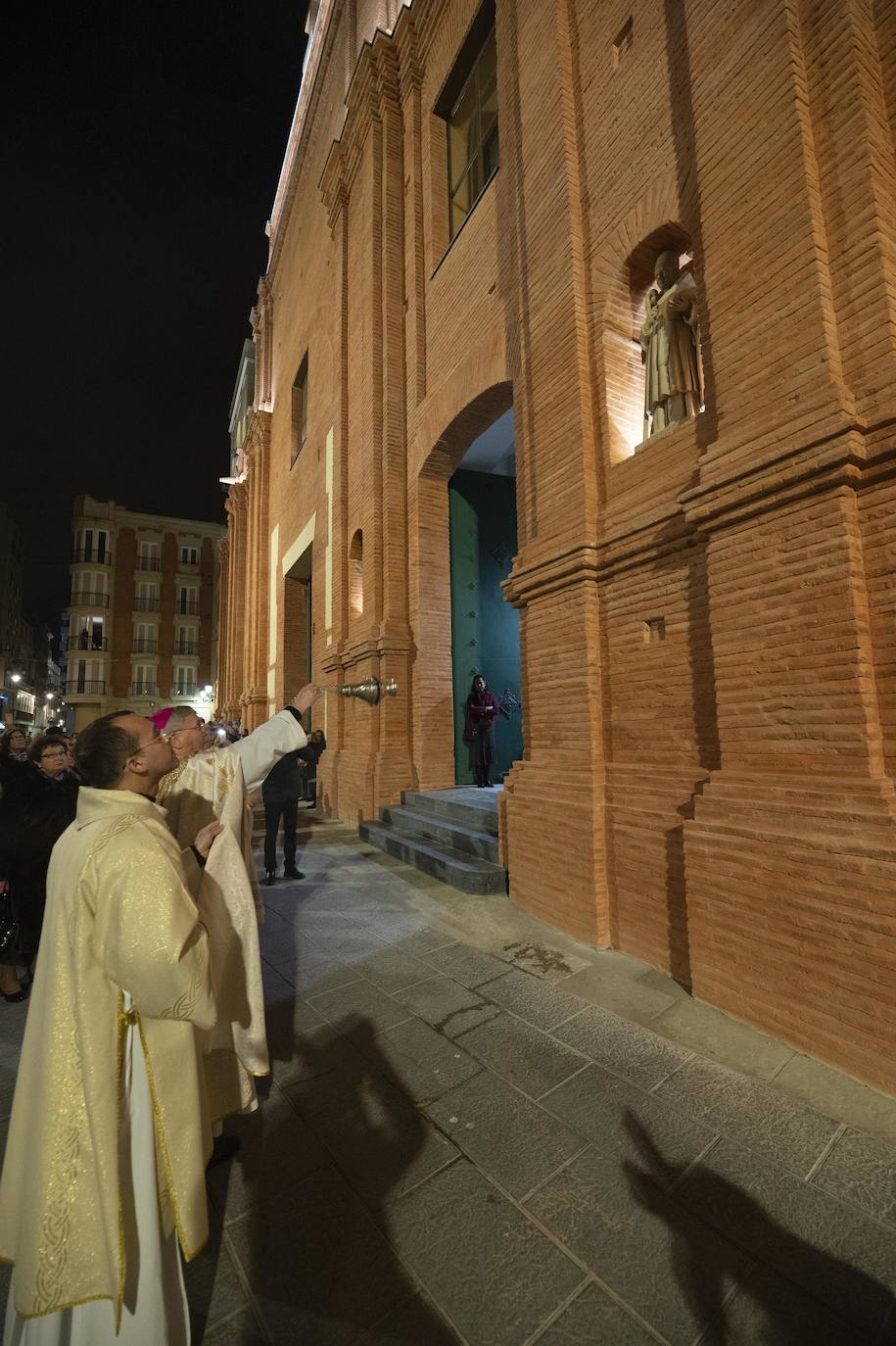 Doscientas personas asisten a la bendición de las fachadas del templo de la calle del Aire, restauradas tras un año de obras