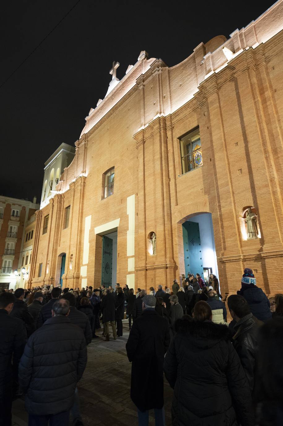 Doscientas personas asisten a la bendición de las fachadas del templo de la calle del Aire, restauradas tras un año de obras