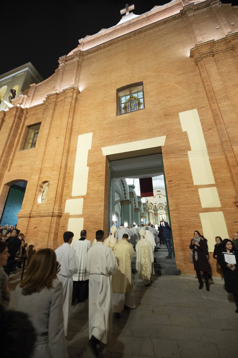 Doscientas personas asisten a la bendición de las fachadas del templo de la calle del Aire, restauradas tras un año de obras