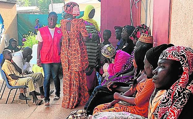 Pacientes esperando su turno para ser atendidos, en Sandaria (Senegal), en el verano de 2017.
