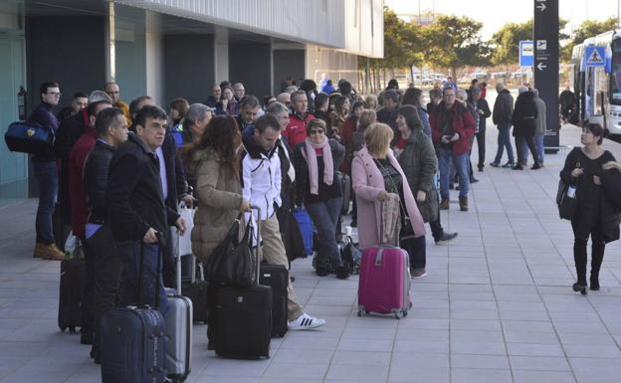 Viajeros esperan en el aeropuerto de Corvera, el pasado jueves.