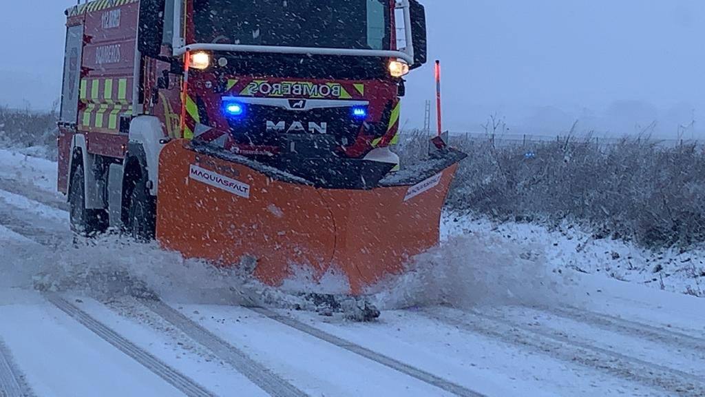 El nuevo vehículo nodriza rural de los bomberos del CEIS se estrena quitando nieve esta mañana en la carretera RMC-16, a la altura de Navares, en Caravaca.