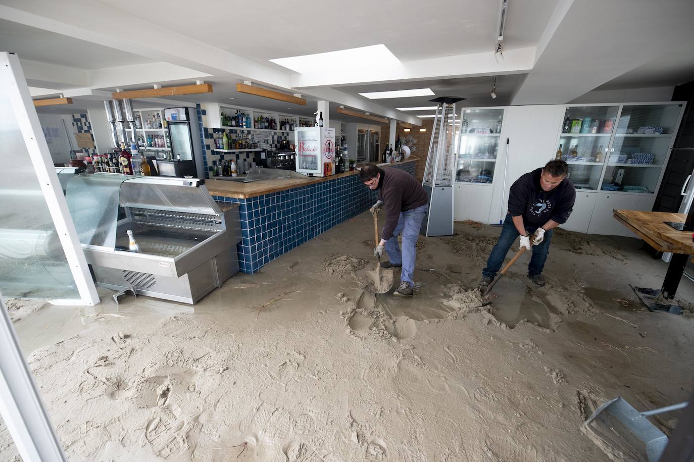 Las áreas más afectadas fueron la plaza Bohemia, donde cayeron palmeras, árboles y cactus gigantes, y la zona de bares de la urbanización Babilonia