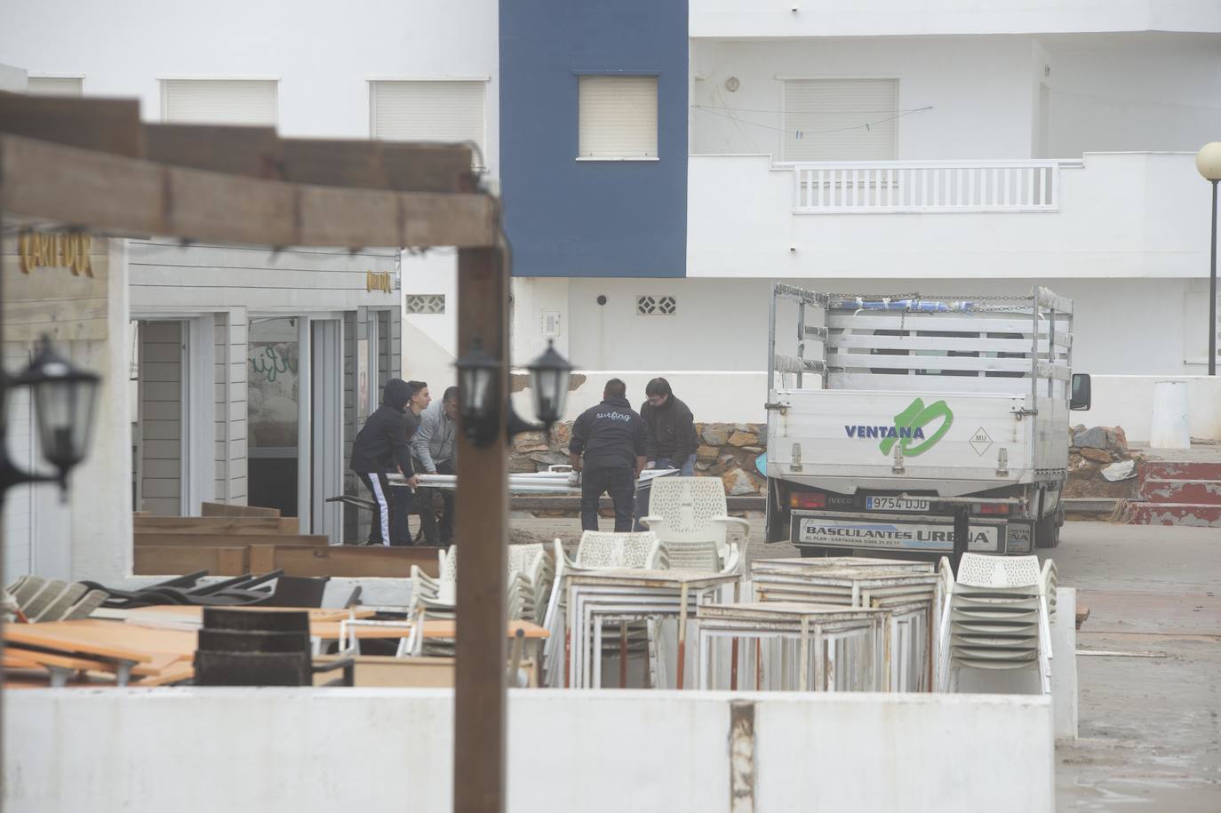 Las áreas más afectadas fueron la plaza Bohemia, donde cayeron palmeras, árboles y cactus gigantes, y la zona de bares de la urbanización Babilonia