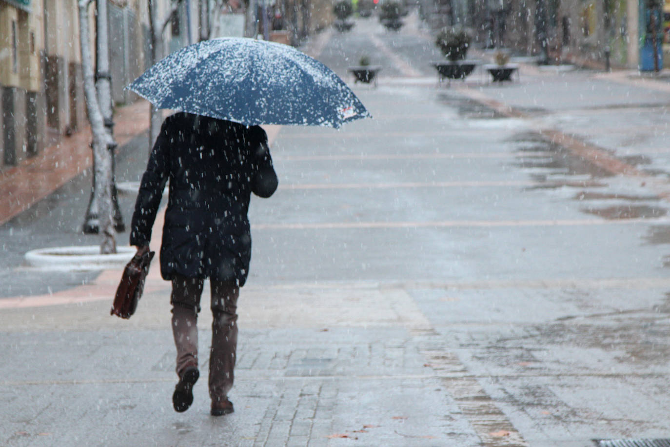 Junto a estos registros destacan los 20 centímetros de Bullas, a 600 metros; Caravaca-Los Rollos (15 centímetros), Benizar (10 cm), Totana-La Carrasca (10 cm) y Alhama-Sierra Espuña (2 cm)