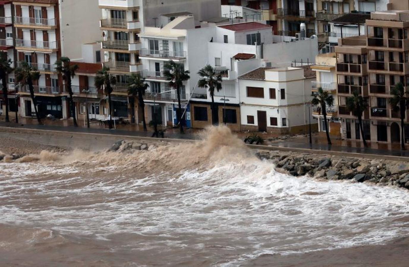 Fuerte oleaje en Jávea (Alicante).