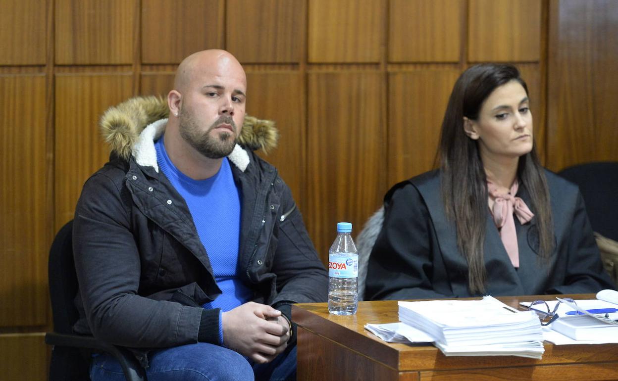 El acusado del crimen de Águilas, junto a su abogada, en la primera sesión del juicio.