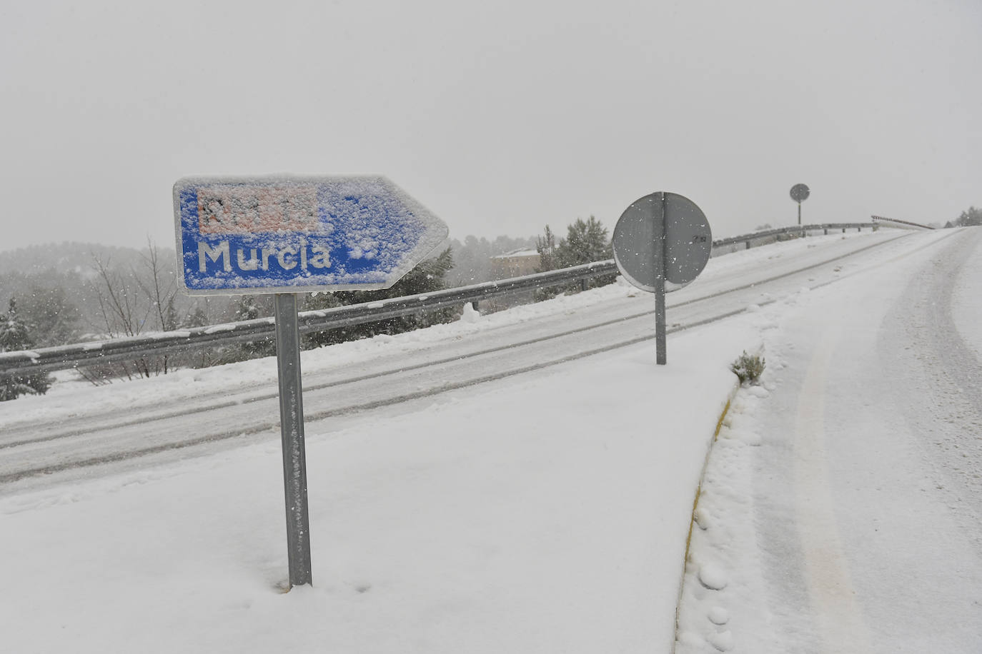 Junto a estos registros destacan los 20 centímetros de Bullas, a 600 metros; Caravaca-Los Rollos (15 centímetros), Benizar (10 cm), Totana-La Carrasca (10 cm) y Alhama-Sierra Espuña (2 cm)