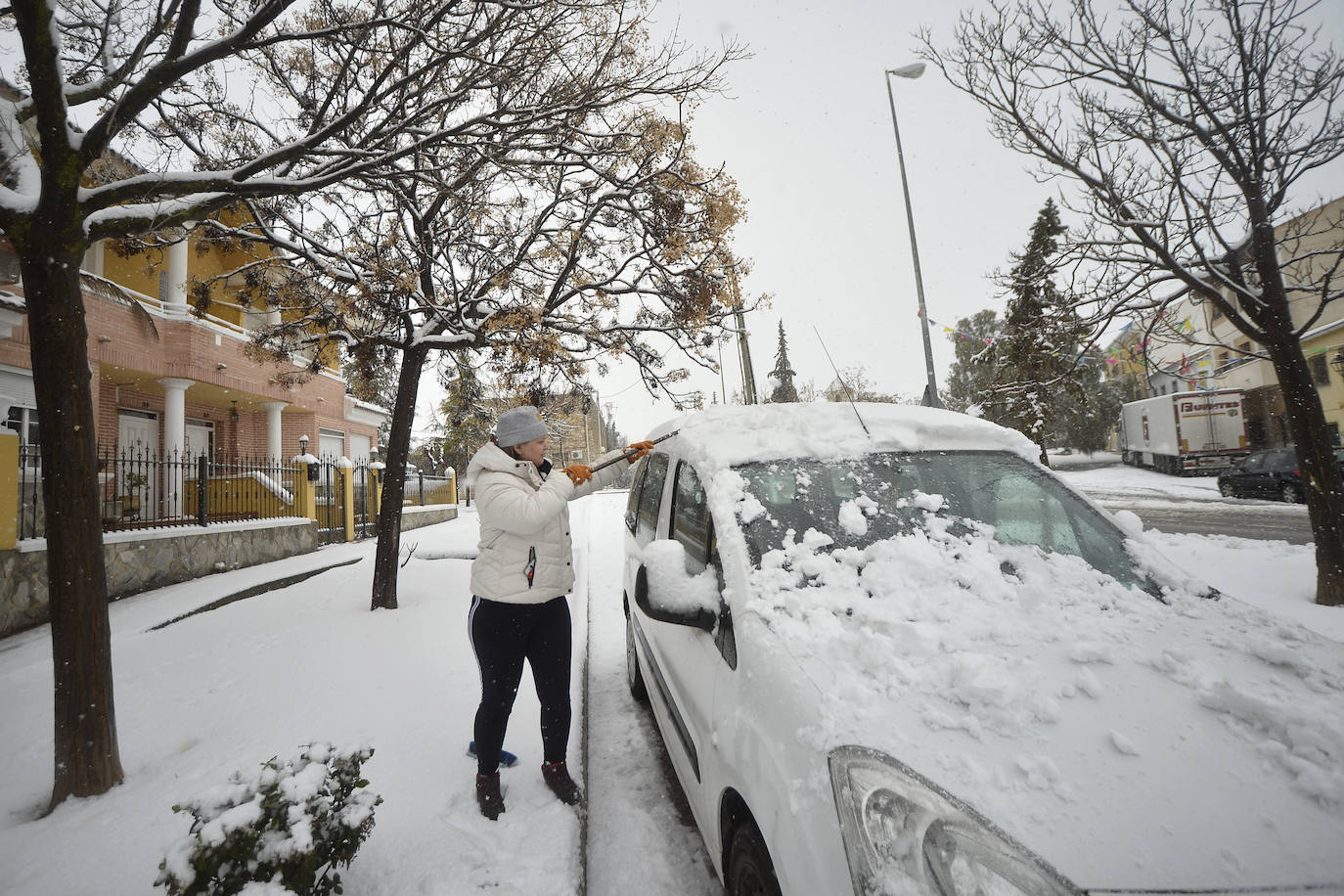 Junto a estos registros destacan los 20 centímetros de Bullas, a 600 metros; Caravaca-Los Rollos (15 centímetros), Benizar (10 cm), Totana-La Carrasca (10 cm) y Alhama-Sierra Espuña (2 cm)