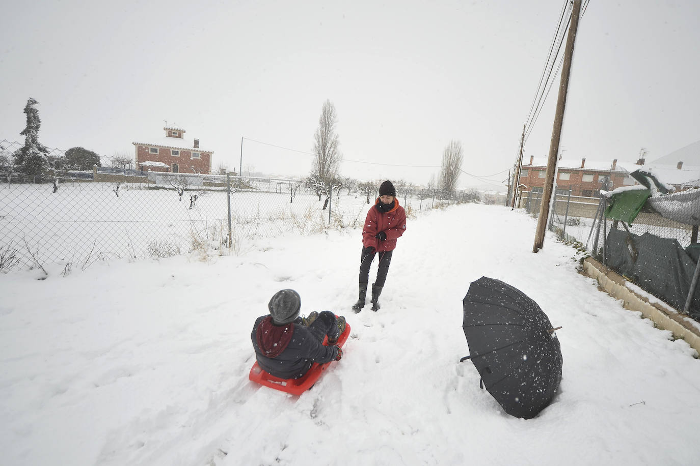 Junto a estos registros destacan los 20 centímetros de Bullas, a 600 metros; Caravaca-Los Rollos (15 centímetros), Benizar (10 cm), Totana-La Carrasca (10 cm) y Alhama-Sierra Espuña (2 cm)