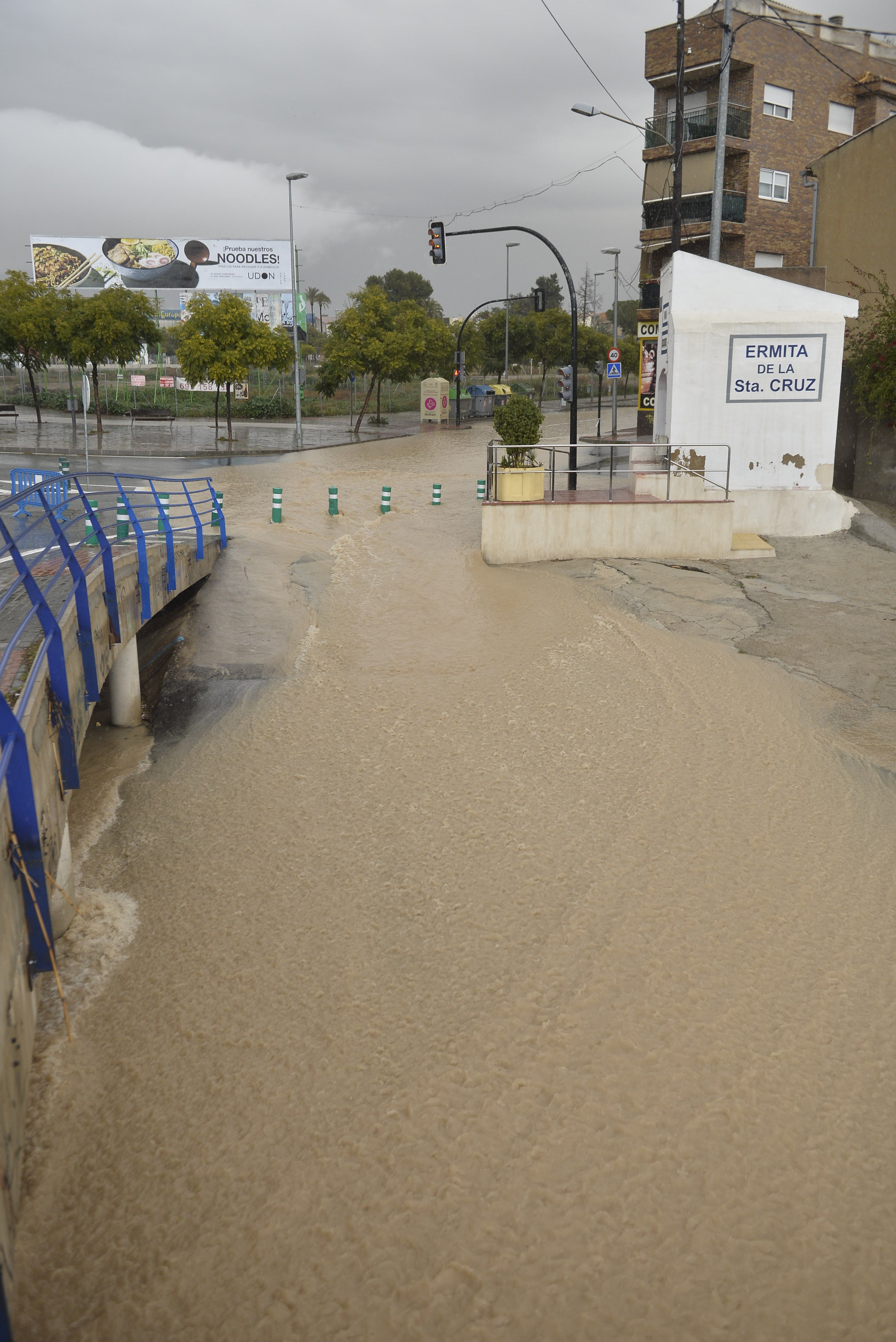 La rambla de Churra, como suele ocurrir en los episodios de lluvias intensas, quedó inundada este martes