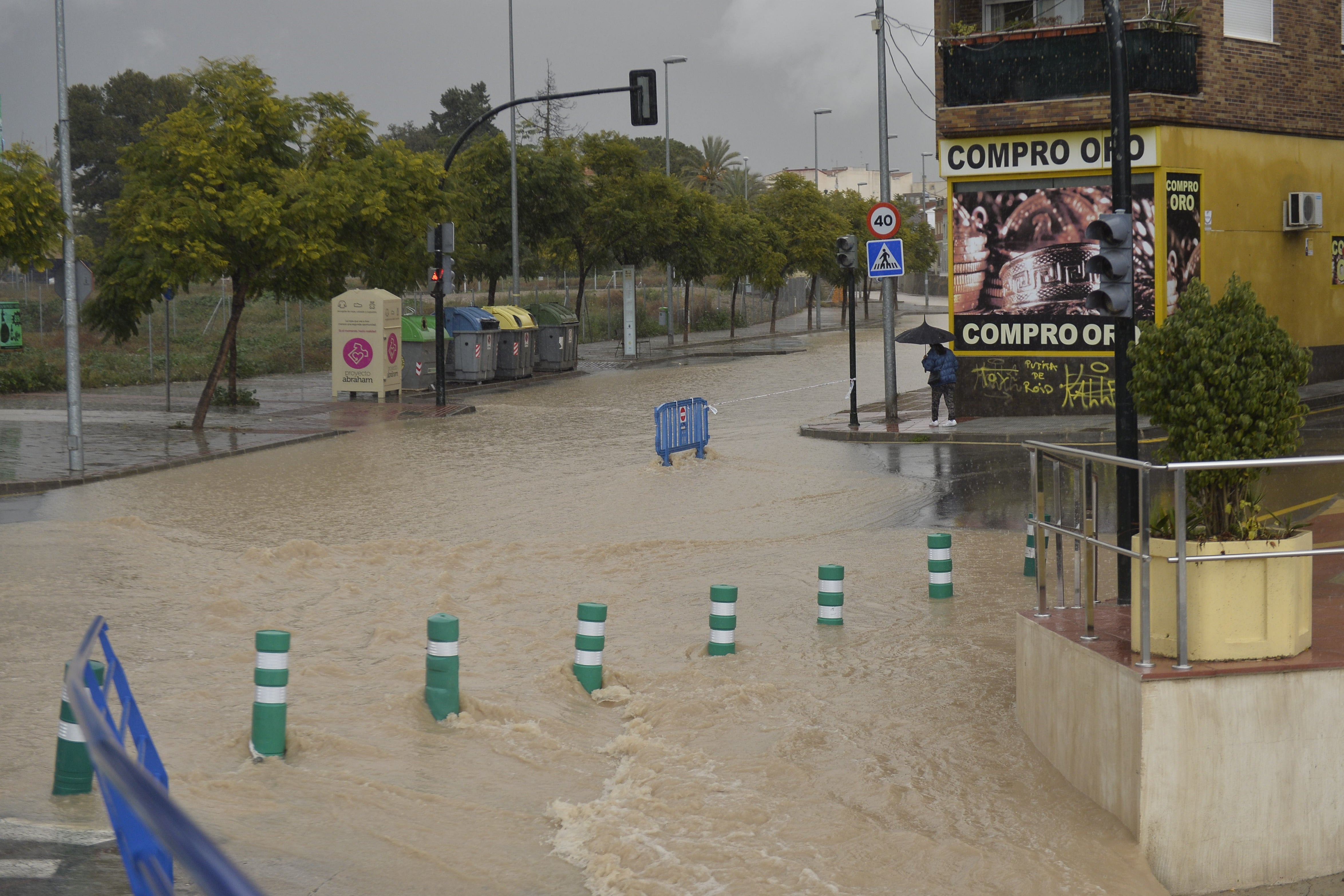 La rambla de Churra, como suele ocurrir en los episodios de lluvias intensas, quedó inundada este martes