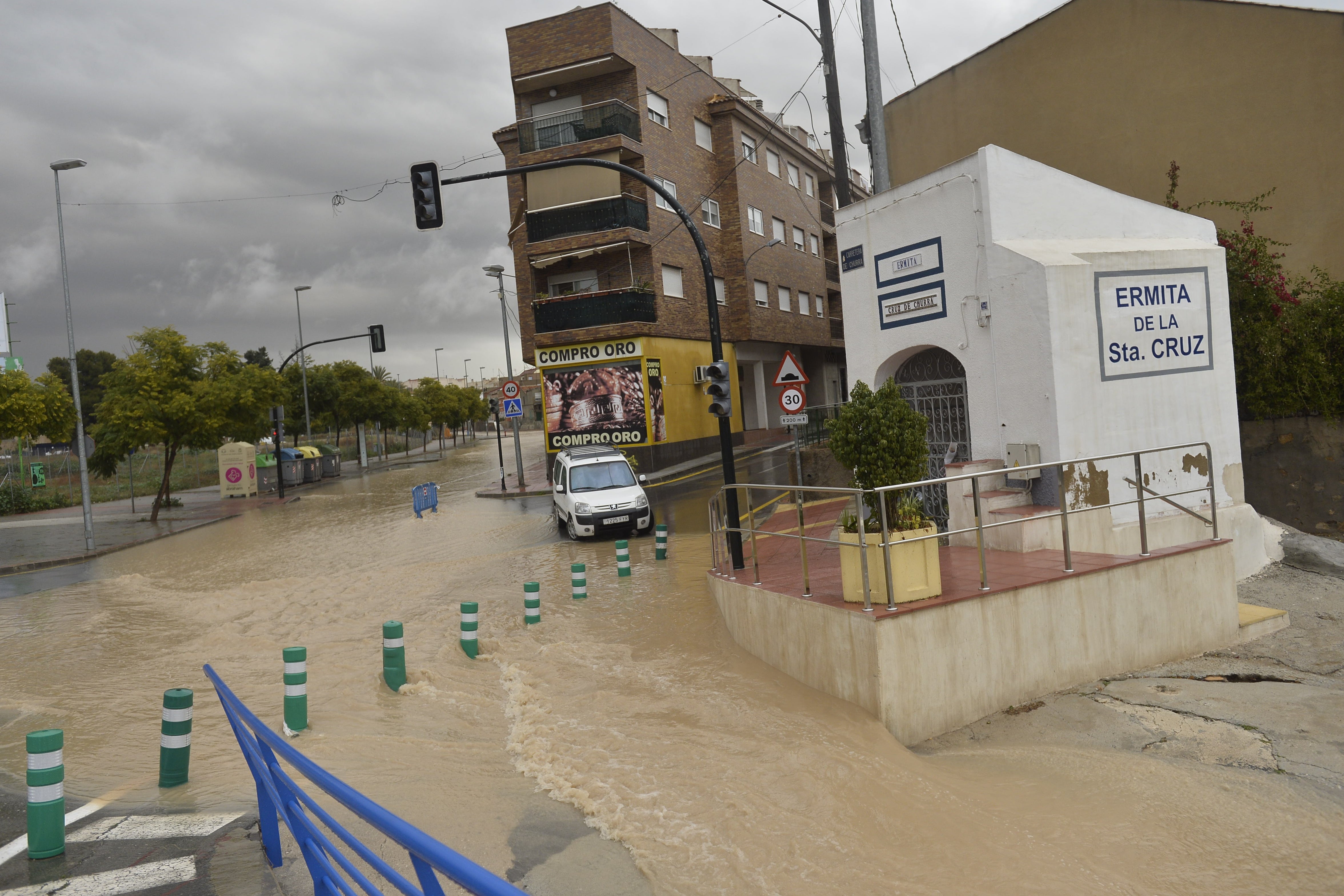 La rambla de Churra, como suele ocurrir en los episodios de lluvias intensas, quedó inundada este martes