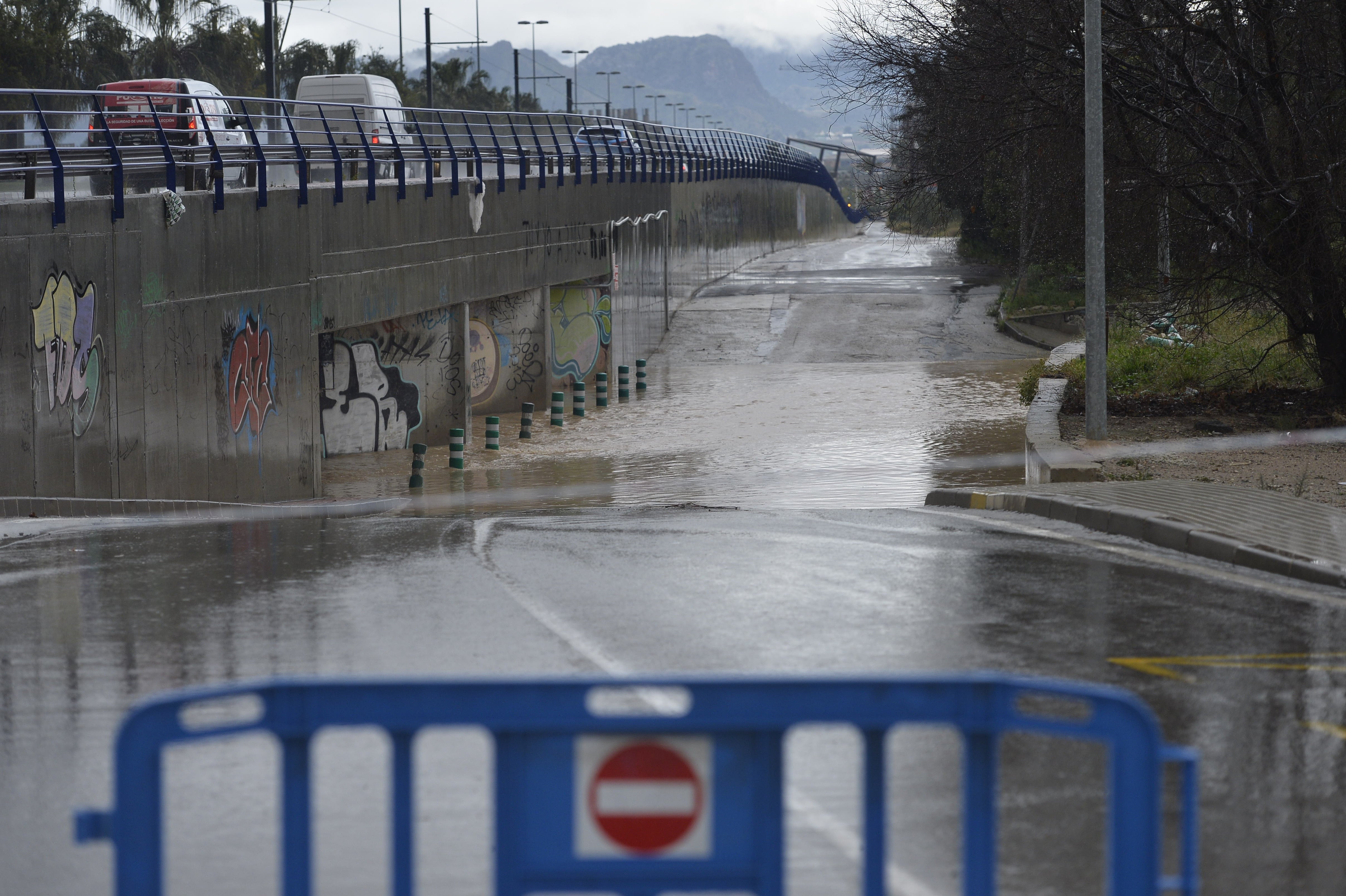 La rambla de Churra, como suele ocurrir en los episodios de lluvias intensas, quedó inundada este martes