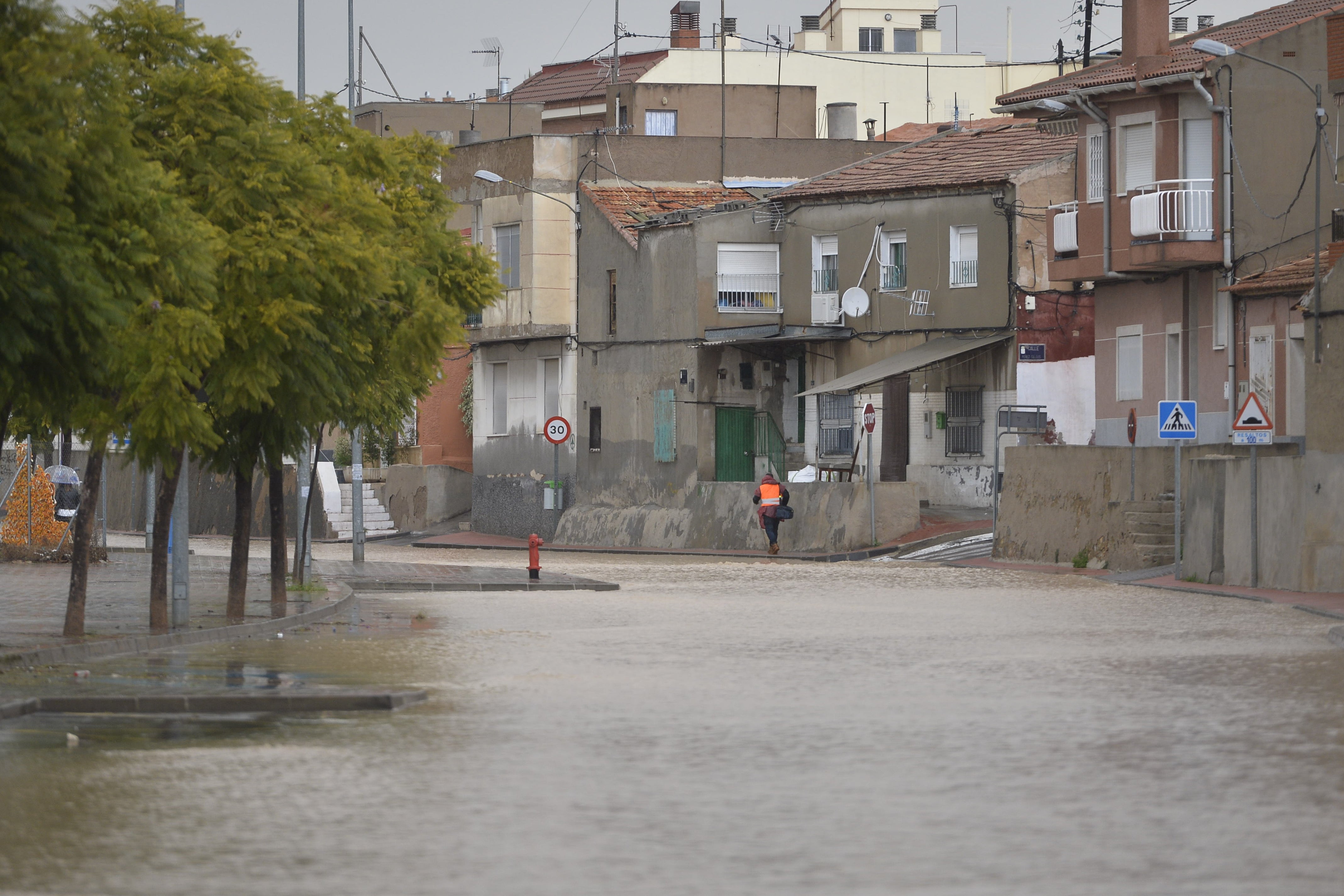 La rambla de Churra, como suele ocurrir en los episodios de lluvias intensas, quedó inundada este martes