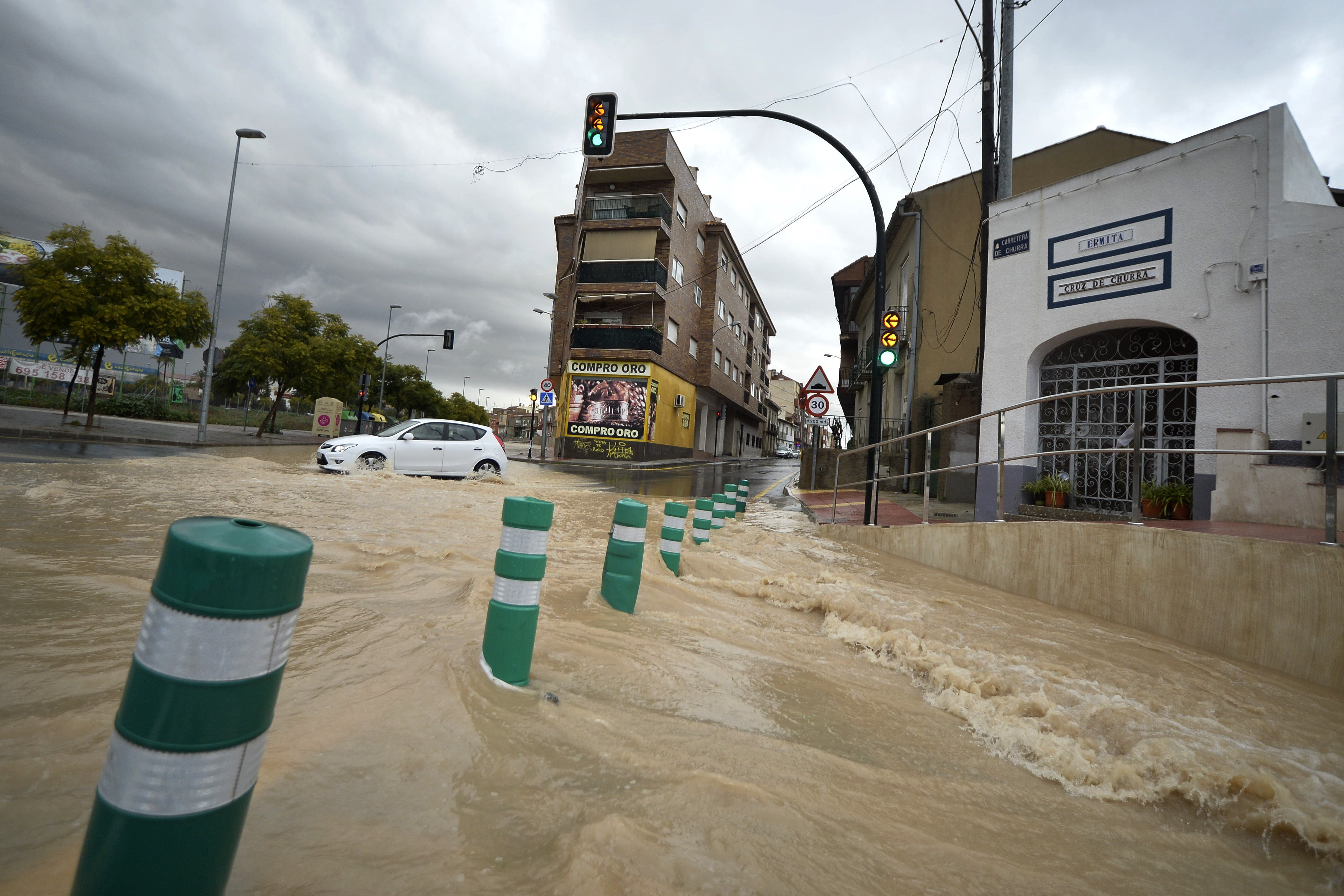 La rambla de Churra, como suele ocurrir en los episodios de lluvias intensas, quedó inundada este martes