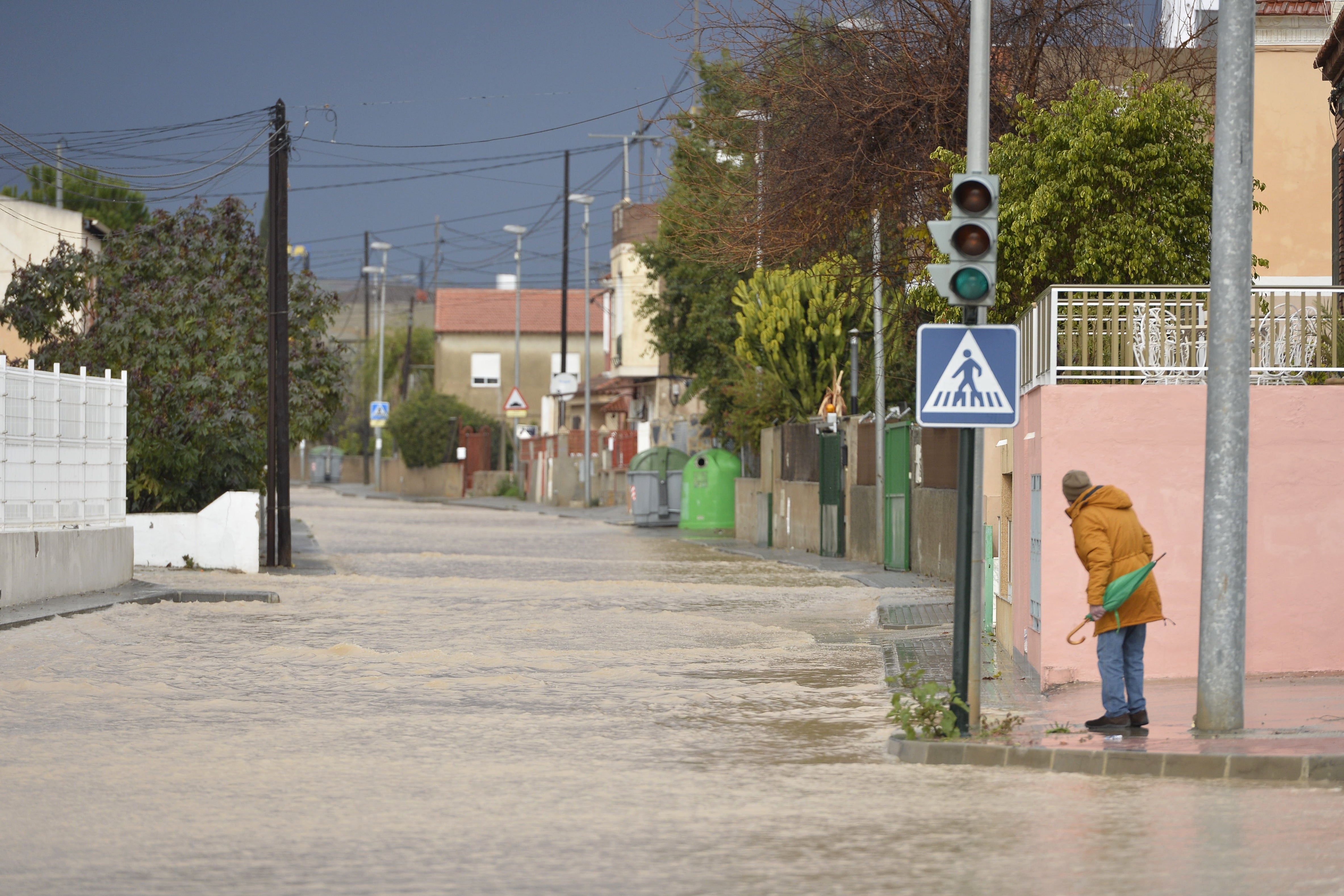 La zona de la rotonda de Los Cubos también fue cortada al tráfico por la acumulación de agua