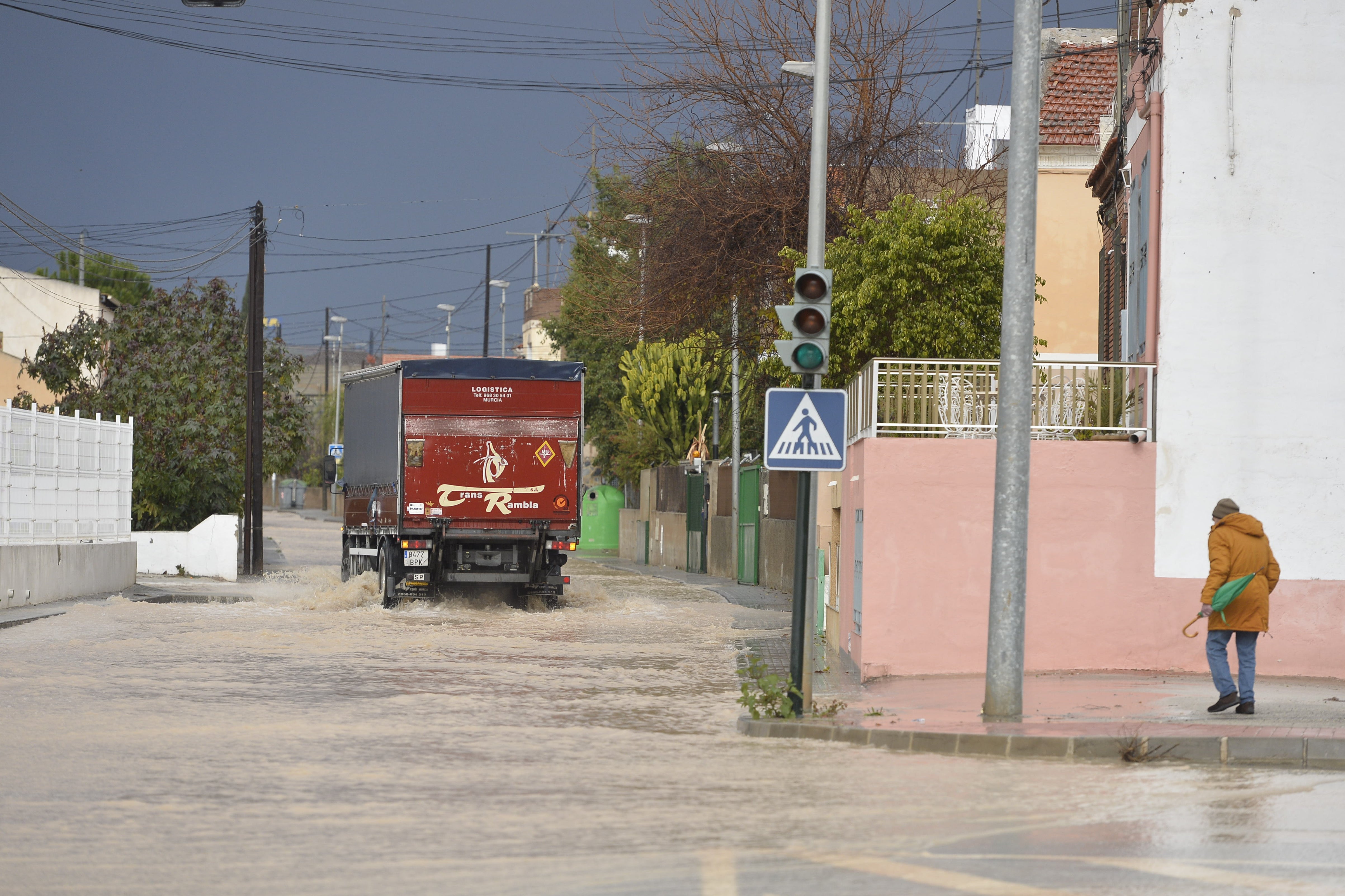 La zona de la rotonda de Los Cubos también fue cortada al tráfico por la acumulación de agua