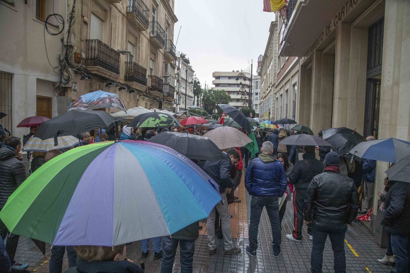 Cuatrocientos funcionarios municipales respaldan la exigencia sindical de negociar con la alcaldesa el acuerdo de condiciones de trabajo que ella firmó