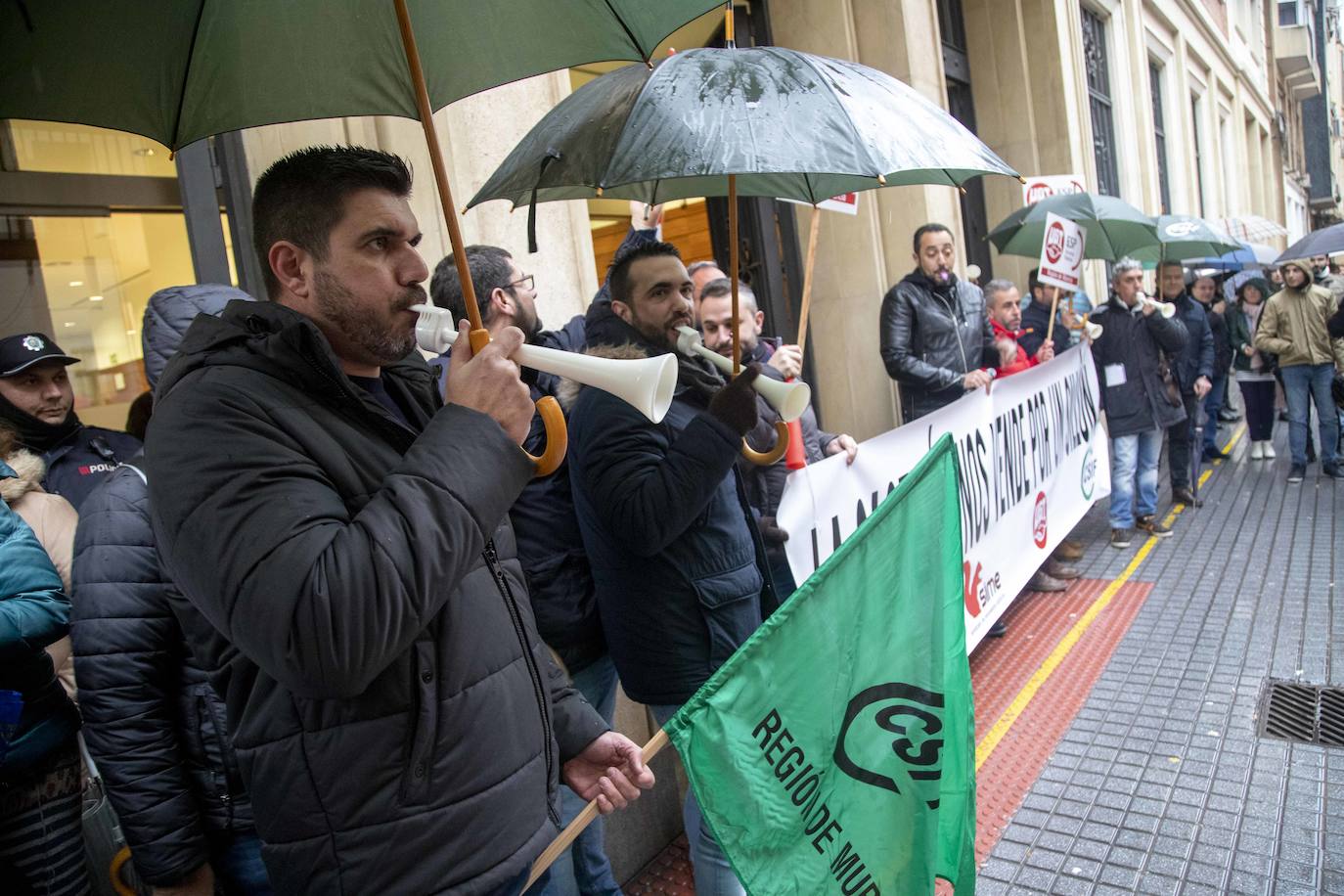 Cuatrocientos funcionarios municipales respaldan la exigencia sindical de negociar con la alcaldesa el acuerdo de condiciones de trabajo que ella firmó