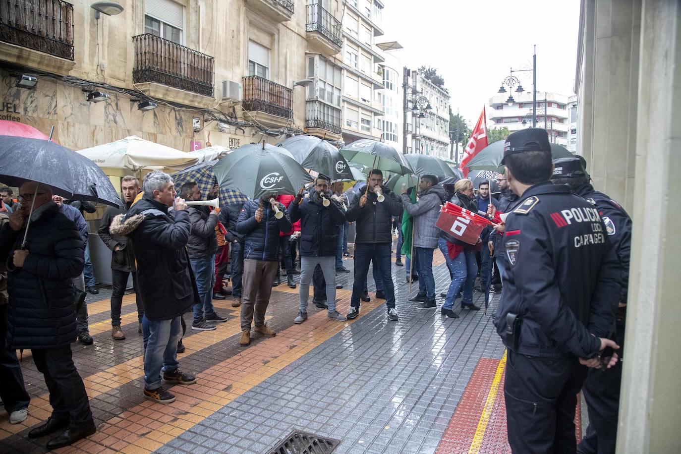 Cuatrocientos funcionarios municipales respaldan la exigencia sindical de negociar con la alcaldesa el acuerdo de condiciones de trabajo que ella firmó