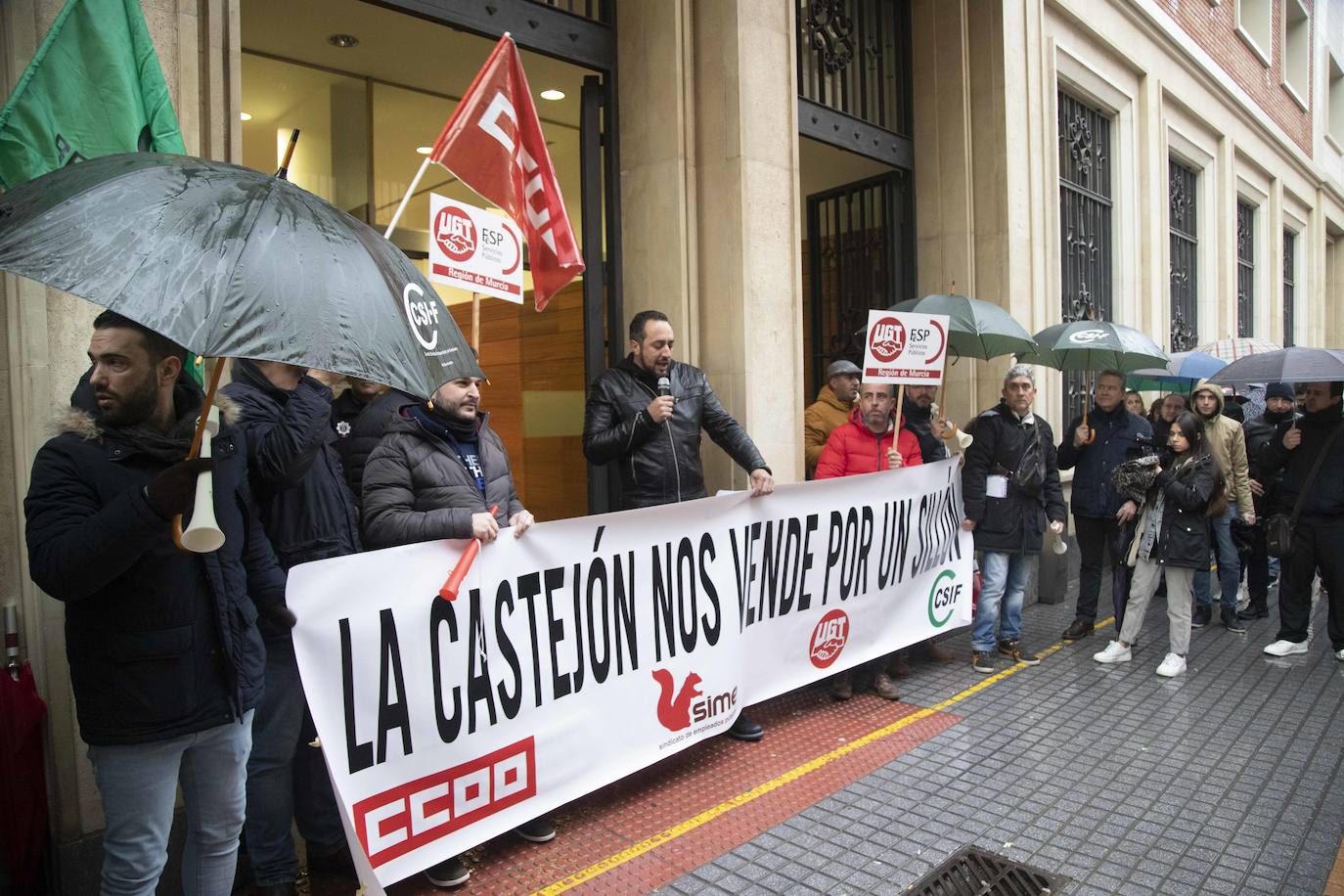 Cuatrocientos funcionarios municipales respaldan la exigencia sindical de negociar con la alcaldesa el acuerdo de condiciones de trabajo que ella firmó