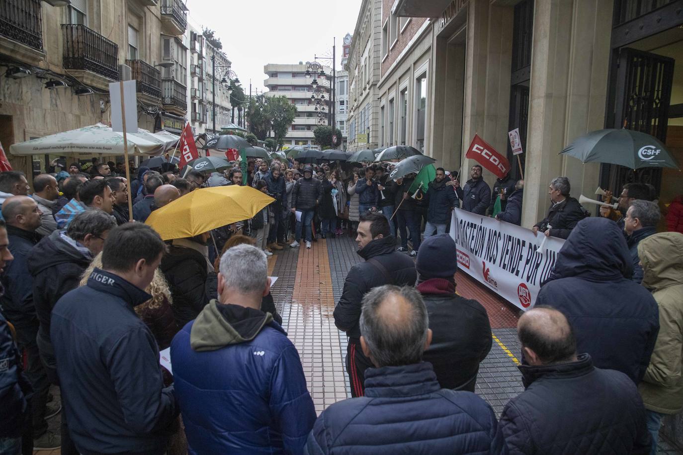 Cuatrocientos funcionarios municipales respaldan la exigencia sindical de negociar con la alcaldesa el acuerdo de condiciones de trabajo que ella firmó