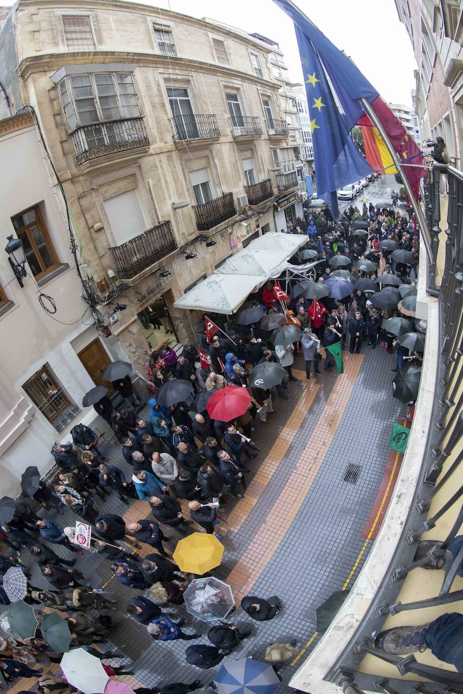 Cuatrocientos funcionarios municipales respaldan la exigencia sindical de negociar con la alcaldesa el acuerdo de condiciones de trabajo que ella firmó