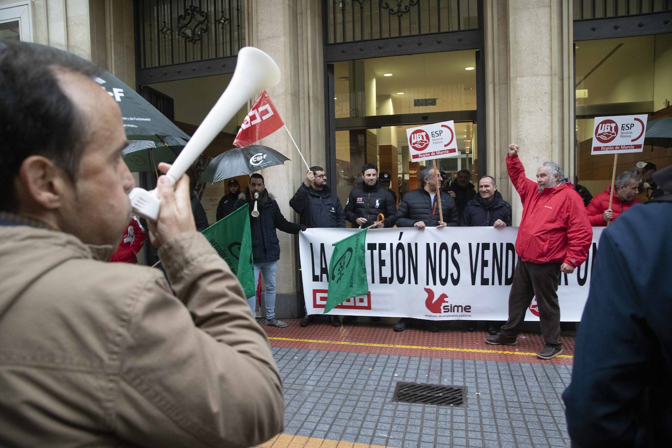 Cuatrocientos funcionarios municipales respaldan la exigencia sindical de negociar con la alcaldesa el acuerdo de condiciones de trabajo que ella firmó