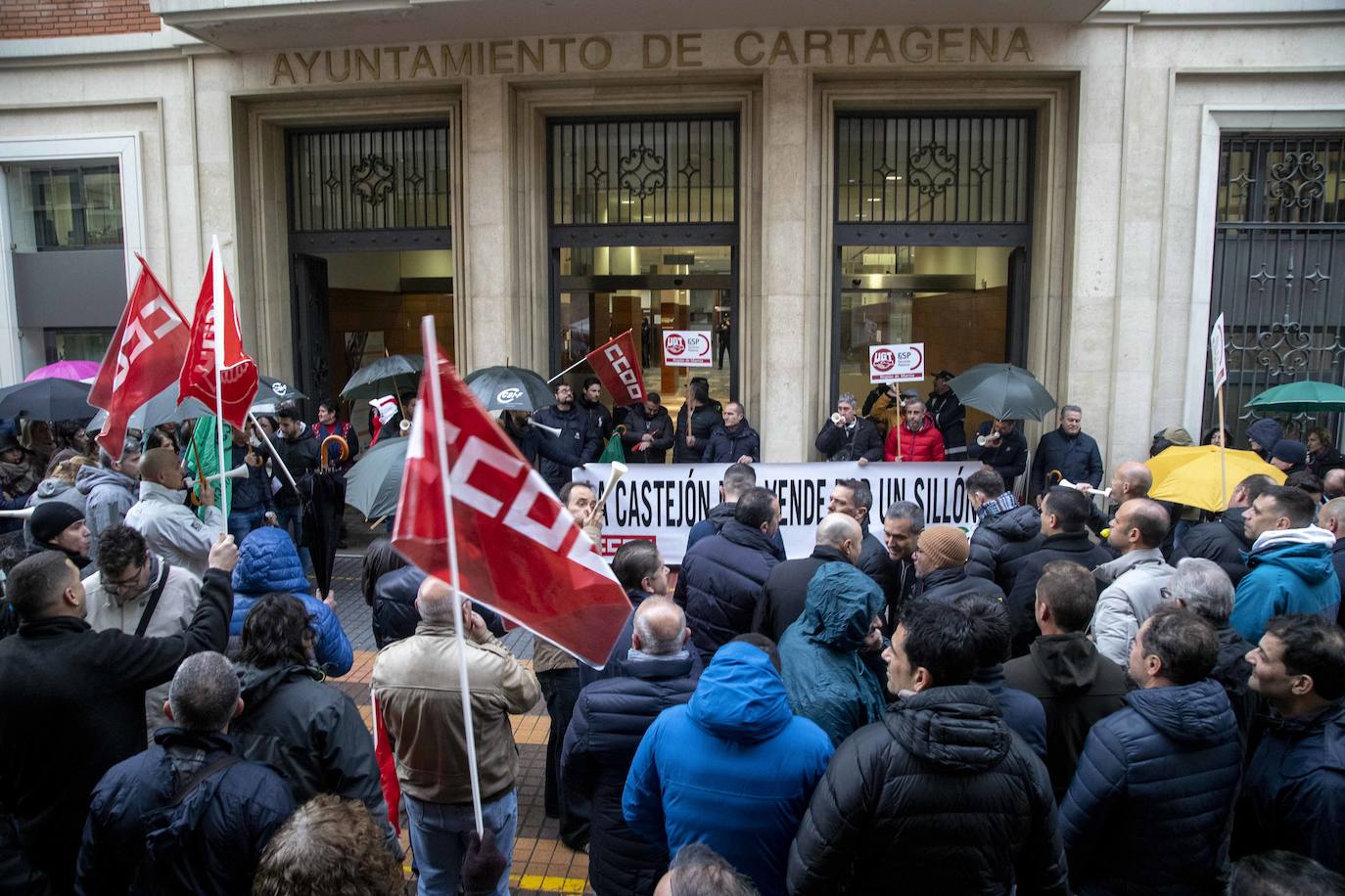 Cuatrocientos funcionarios municipales respaldan la exigencia sindical de negociar con la alcaldesa el acuerdo de condiciones de trabajo que ella firmó