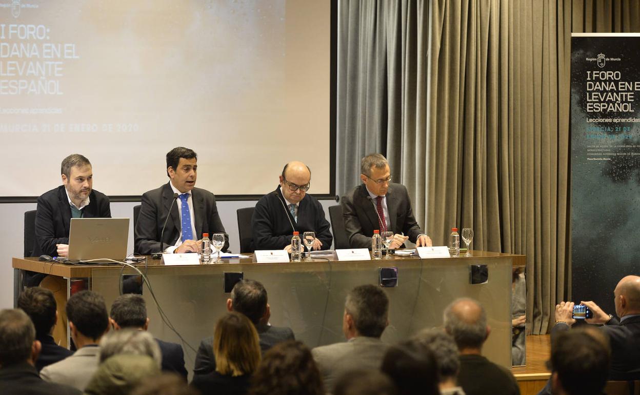 Imagen del consejero de Fomento e Infraestructuras, José Ramón Díez de Revenga (2º izq.), durante la inauguración de la I Jornada sobre la Dana en el Levante español.