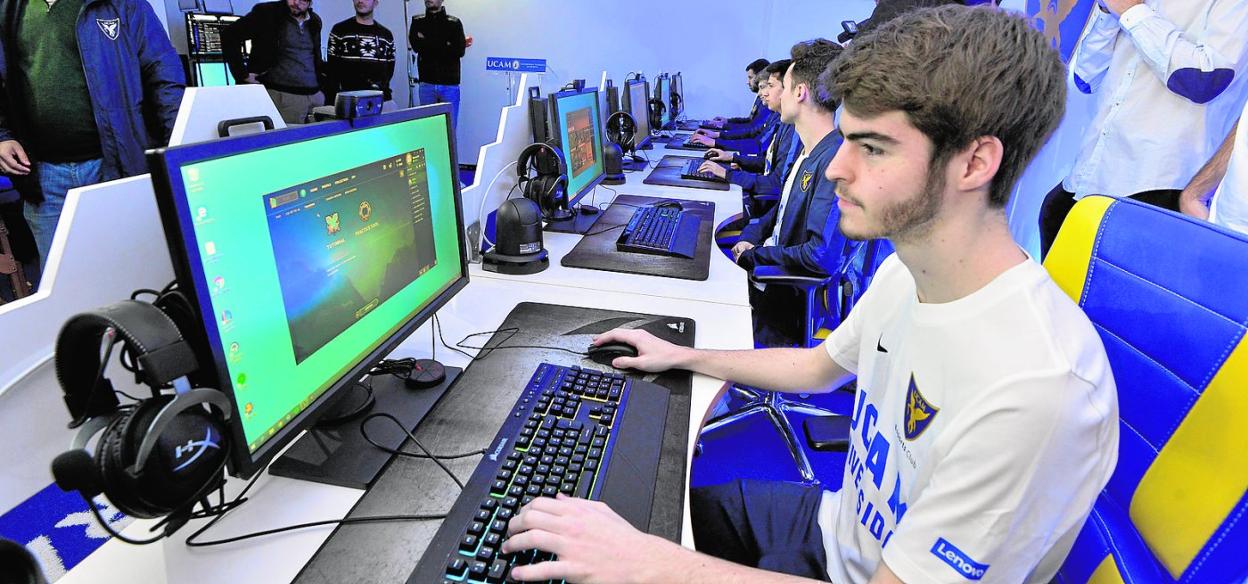 Integrantes del nuevo equipo de 'eSports' de la UCAM juegan en sus instalaciones, junto al campus de Los Jerónimos. 