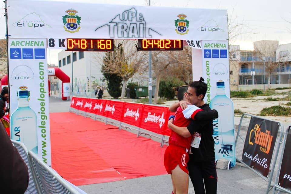 El ganador masculino completa los 26 kilómetros en 1:56:12, por el tiempo de 2:23:54 para la atleta del Mobel Automenor Running Team