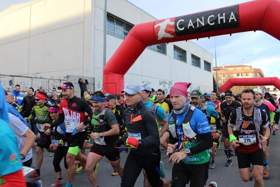 El ganador masculino completa los 26 kilómetros en 1:56:12, por el tiempo de 2:23:54 para la atleta del Mobel Automenor Running Team