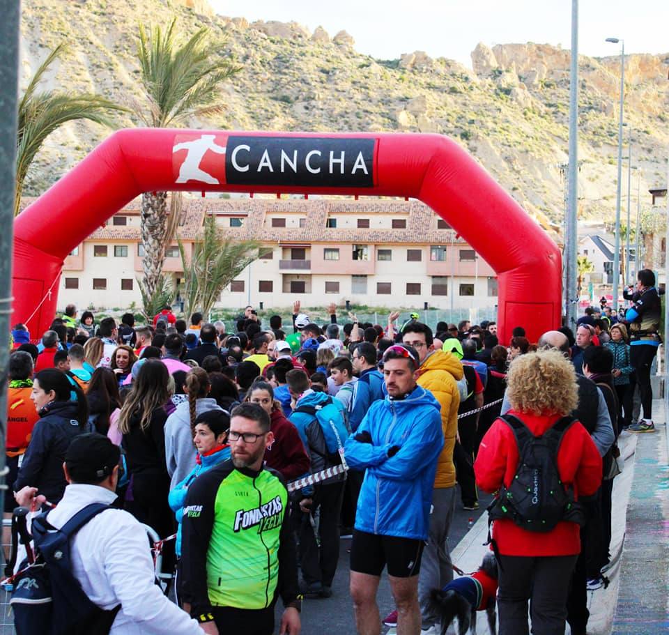 El ganador masculino completa los 26 kilómetros en 1:56:12, por el tiempo de 2:23:54 para la atleta del Mobel Automenor Running Team